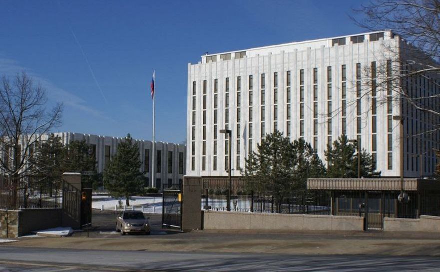 Российским дипломатам в США “угрожали и заманивали” ФБР, утверждает посол