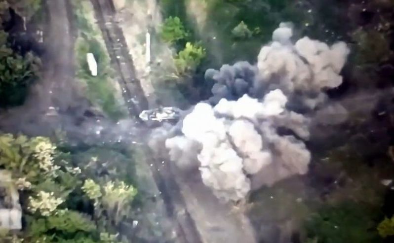 Оприлюднено кадри російського бронетранспортера, який підірвався на протитанковій міні на Донбасі