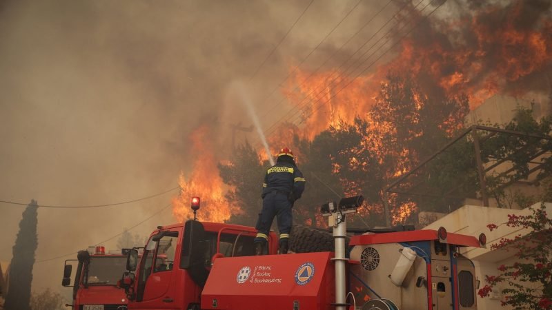 Сильні лісові пожежі вирують на околицях Афін