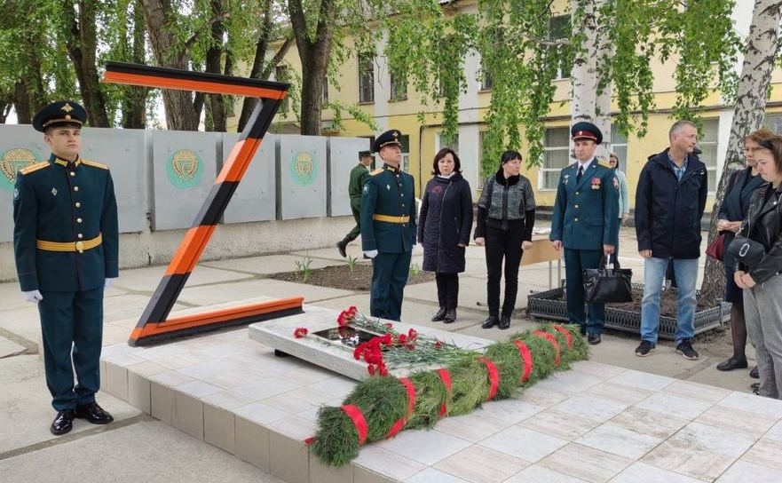 У Єкатеринбурзі урочисто відкрили пам’ятник путінській свастиці