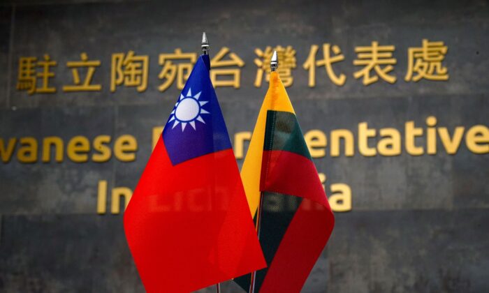 taiwanese-and-lithuanian-flags-700x420