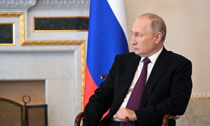 Путин в гостях у недавно мобилизованных войск: «Без страха осматривает солдатские сапоги, за 800 км до фронта» ВИДЕО