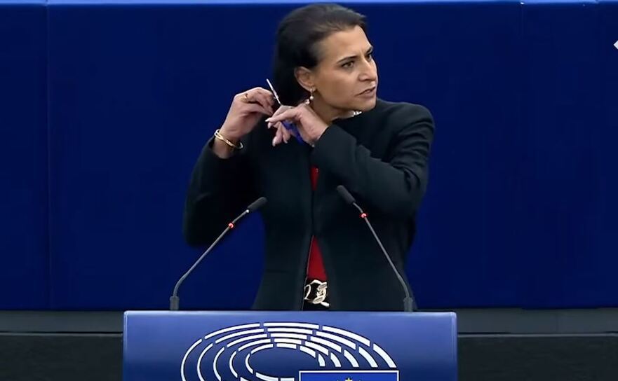 Шведский евродепутат обрезала волосы во время выступления на ассамблее ЕС