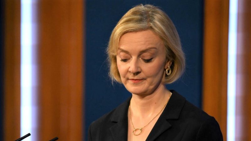 Повернення Джонсона? У Лондоні незадоволені політикою Ліз Трас