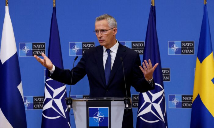 Давос 2023: Україна потребує «значного збільшення» озброєнь — Єнс Столтенберг