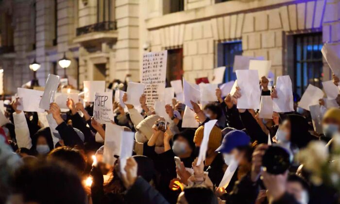 Китайські студенти у Великій Британії мітингують на підтримку протестів у Китаї (ВІДЕО)