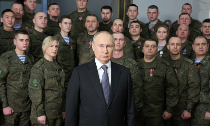 Путину вручили медаль за «Заботу и любовь»