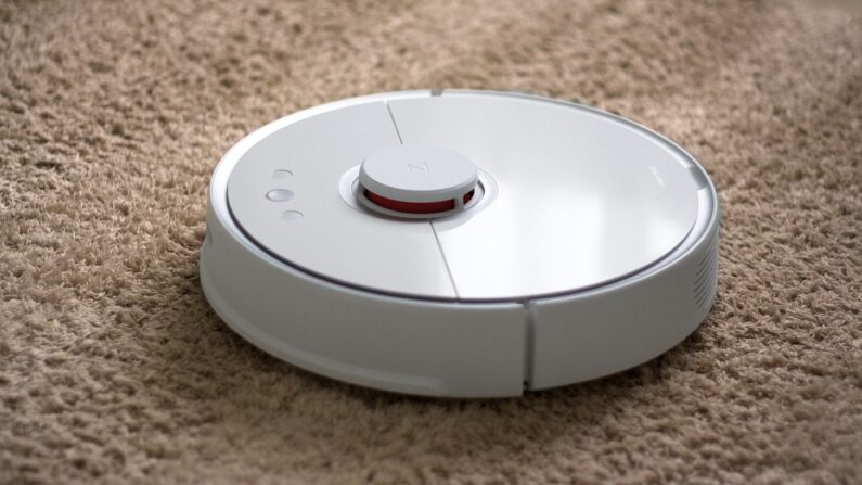 robot-vacuum-cleaner-ge795b4a33_1280-795x447