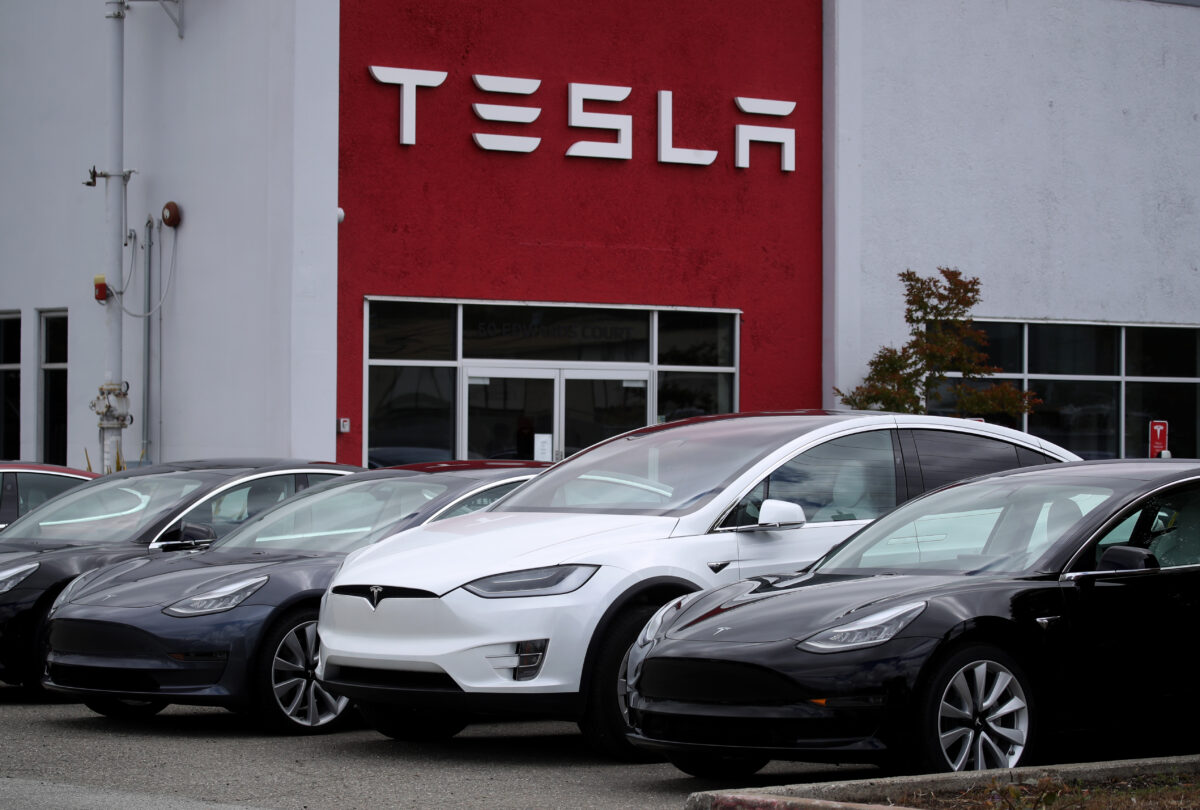 Поклонники Tesla надеются услышать новости о более дешевых электромобилях