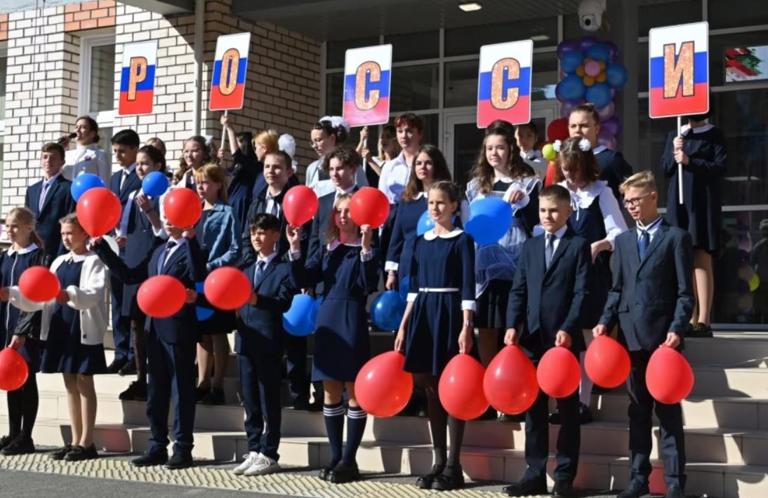 Бегство учителей: почему педагоги уезжают из России?