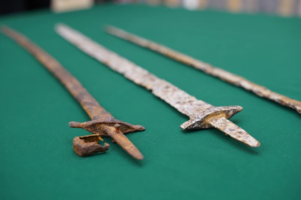 ukraine-swords-us-customs-border-protection-r_01077