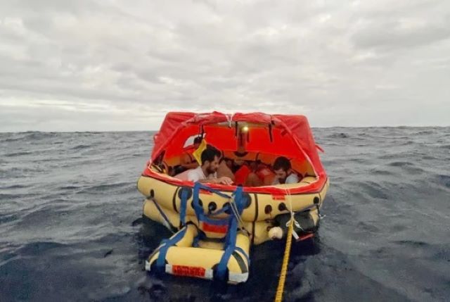 whale-strikes-boat-mc-230322-02-c77a06