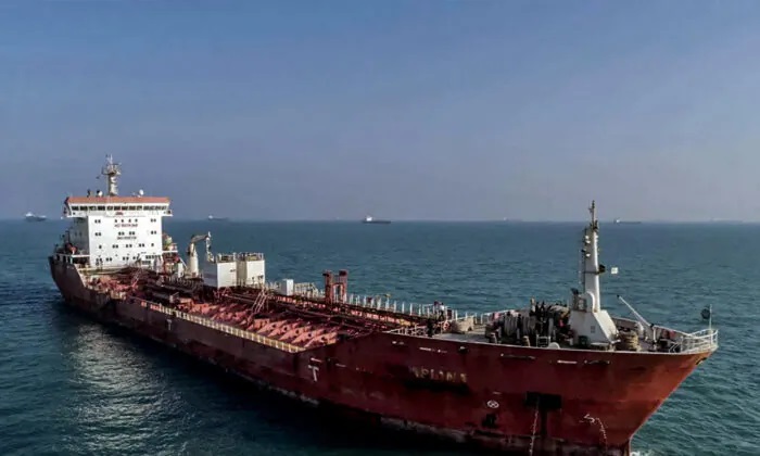 Иран захватил нефтяной танкер, направлявшийся в Техас: ВМС США