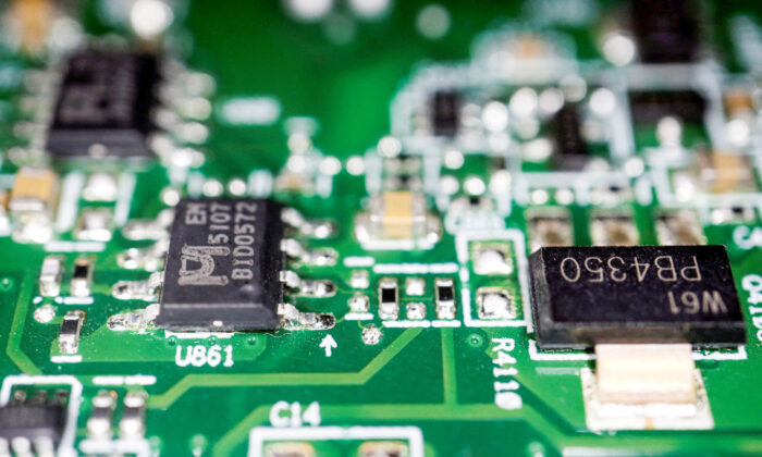 id5155466-semiconductor-chips-700x420