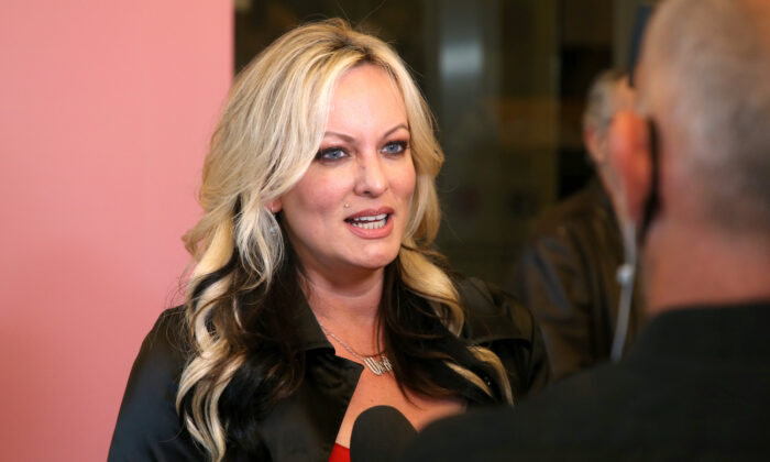 id5173166-stormy-daniels-stephanie-clifford-700x420