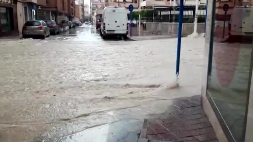 Водія знесло паводковими водами в Іспанії (ВІДЕО)
