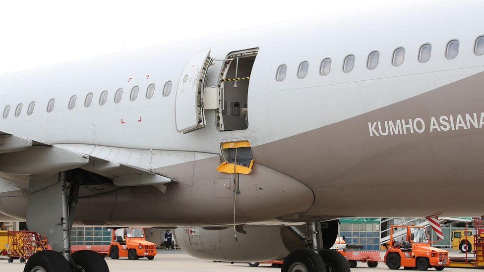 Літак Asiana приземлився після відкриття дверей у польоті (ВІДЕО)