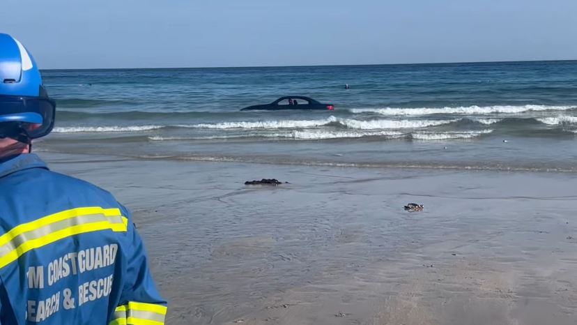 В Англії змило в море BMW після паркування на пляжі (ВІДЕО)