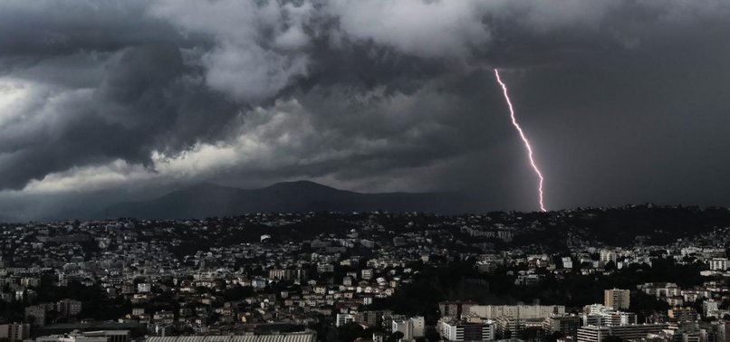 806x378_more_than_25000_lightning_strikes_recorded_in_france_in