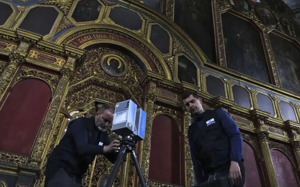 Двое волонтёров ООН сканируют исторические объекты Украины с помощью высокотехнологичного лазерного оборудования