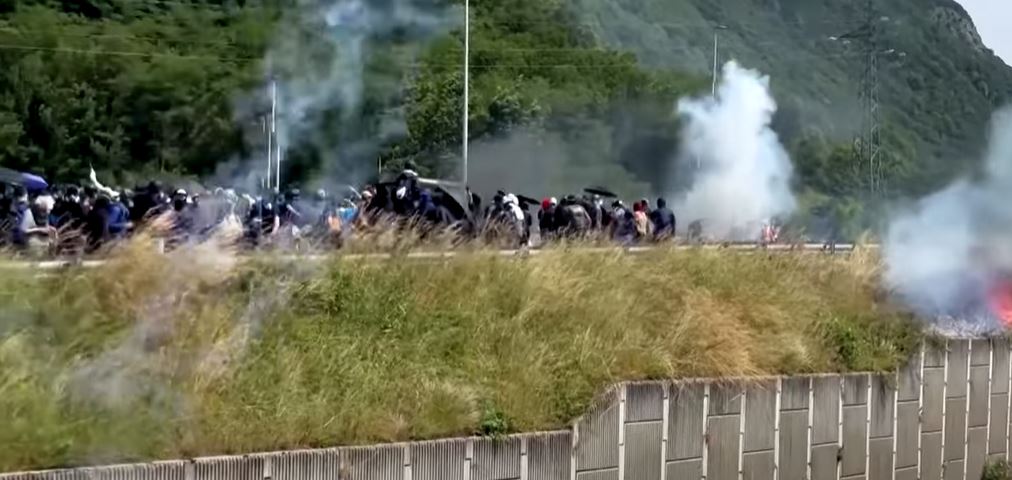 Десяток французских полицейских ранены в столкновениях с протестующими против железнодорожного сообщения в Альпах