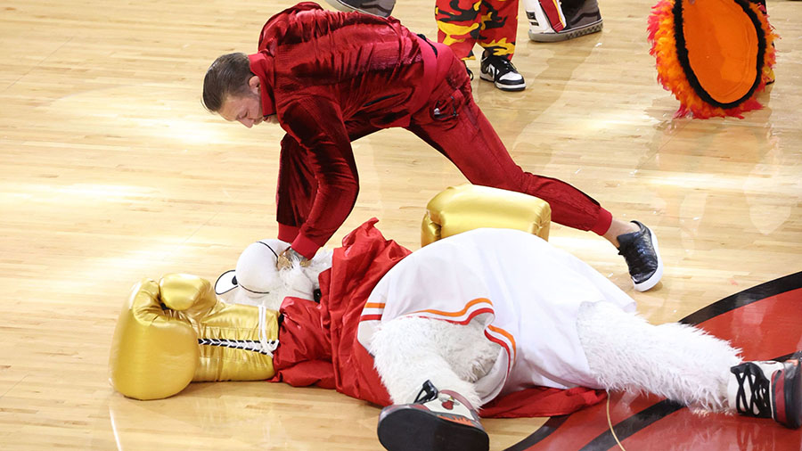 Талісман команди “Miami Heat” постраждав після інсценування бою з МакГрегором