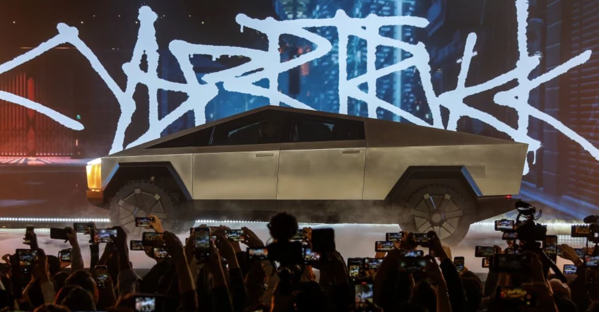 Tesla: Первый электрический пикап Cybertruck сошел с конвейера
