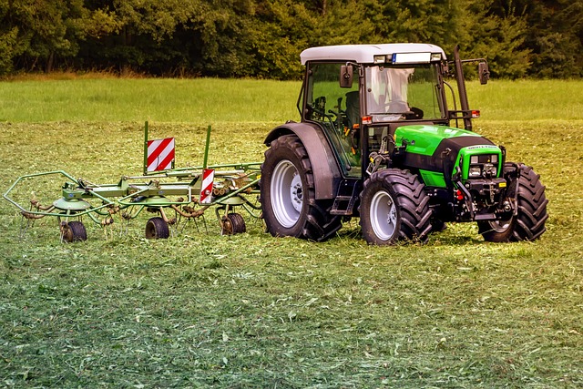tractor-gb0848afa8_640