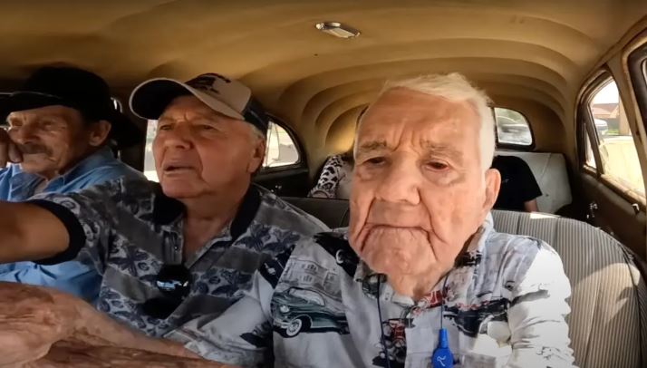 Уолт за кермом свого Кадилака 1946 року після того, як його відремонтував його син Гаррі. (Courtesy of Jerry Heasley)