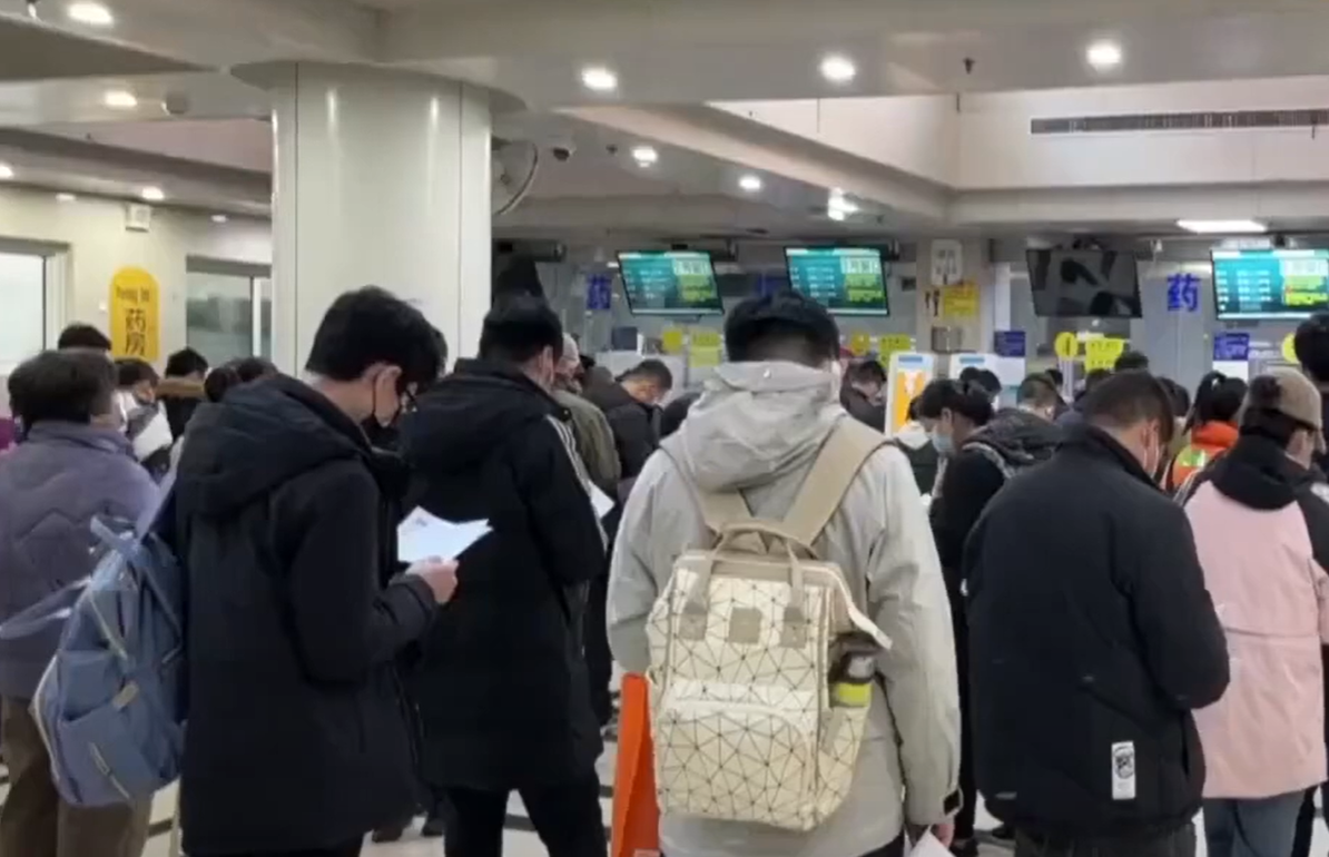 На фоне всплеска пневмонии, в Китае регистрируют все больше умерших