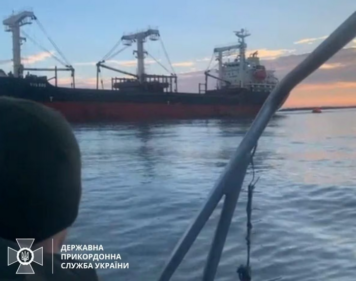 Два человека пострадали на судне, которое налетело на мину в Черном море