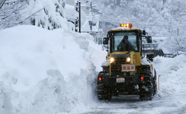 heavy_snow_strands_scores_of_vehicles_on_a_main_expressway_in_central