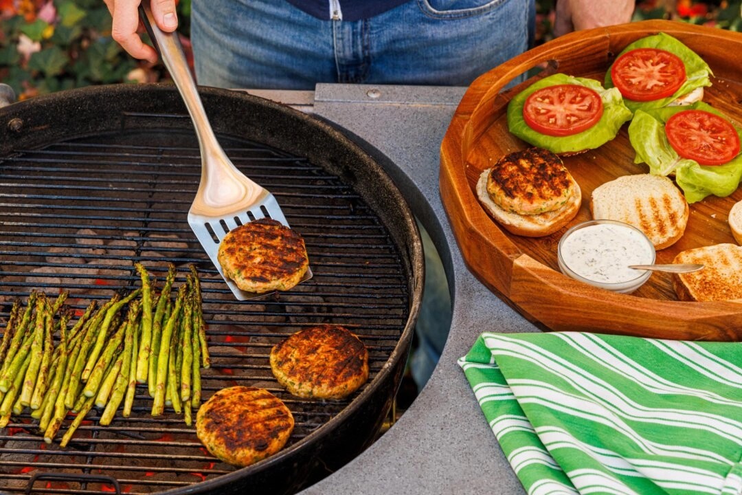 id5641240-atk-salmon-burgers-20240501-1080x720