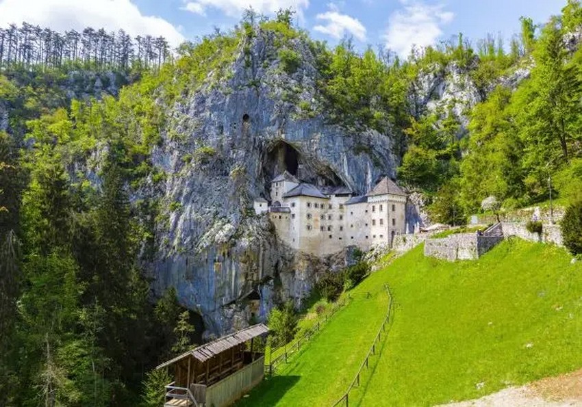 1_predjama-castle-2