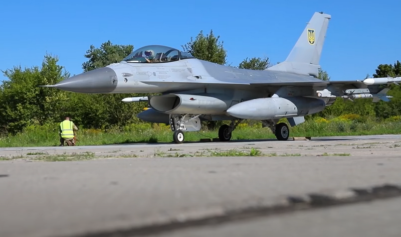 Зеленский сообщил, что Украине нужно больше пилотов для F-16