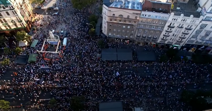 Тисячі людей вийшли на протест проти великого літієвого рудника у Сербії (ВІДЕО)