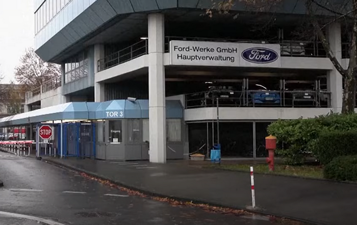 На фоне низкого уровня продаж электромобилей Ford сокращает тысячи рабочих мест в Европе